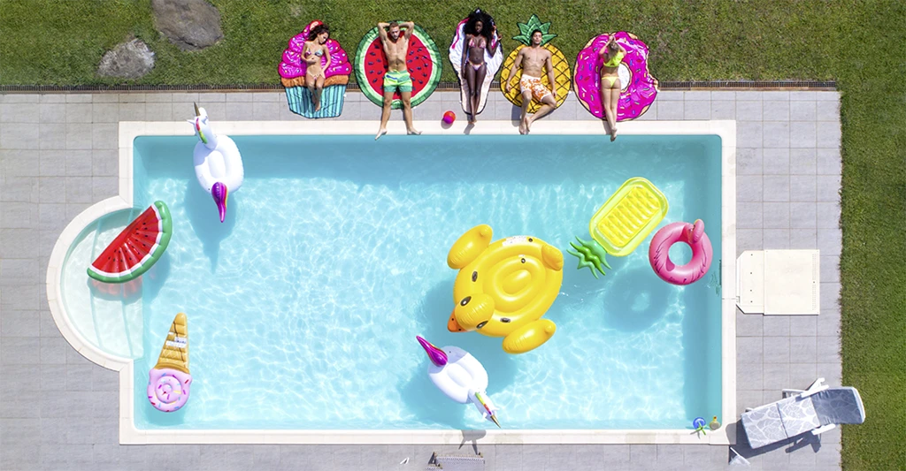 Gruppe von fünf Leuten genießt die Zeit am Pool
